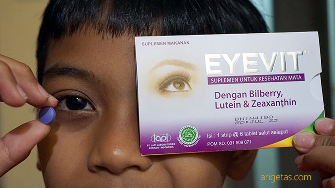 cara konsumsi vitamin mata eyevit tablet dengan cara diminum dengan bantuan seteguk air putih