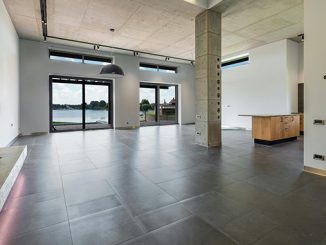 Cara memilih keramik lantai yang pas untuk rumah sesuai penggunaan ruang, misalnya tidak licin untuk kamar mandi dengan warna yang cerah