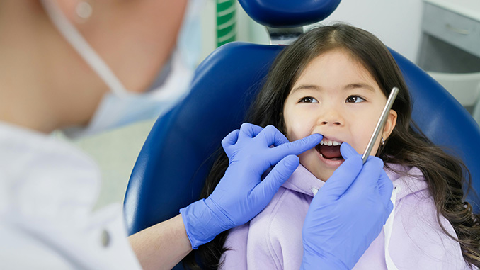 Ajak anak periksa gigi itu gampang atau susah? Bisa dimulai dengan membangun suasana positif di klinik dan pastikan dokter yang ramah anak