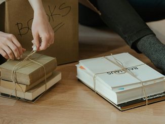 Cara merapikan rumah dengan membuang atau mendonasikan barang yang tidak diperlukan dan prinsip Less is More