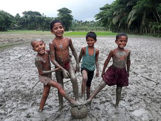 Cara mengenalkan sepak bola kepada anak usia dini dengan memberi pengetahuan dasar, hingga pembinaan teknik dan persiapan mental