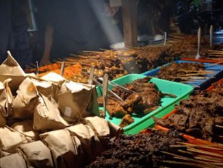 Cara menikmati kuliner angkringan khas Solo dan sekitarnya dengan paham asal mula dan sejarahnya, hingga harga menu makanan yang murah