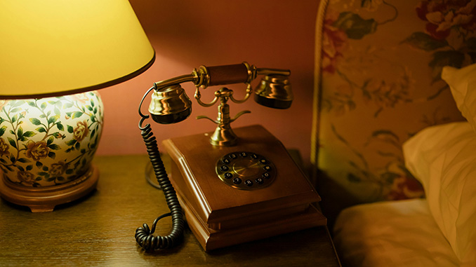 fasilitas hotel tua seperti pesawat telepon kuno dengan kisahnya