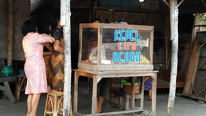 Kepel atau kepelan kuliner jajanan klaten yang unik dan enak dengan harga sangat terjangkau. Lezat dicocol sambal hijau bersama keluarga