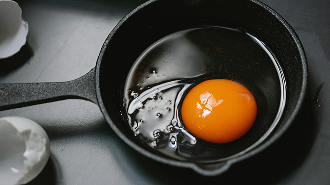 Menu olahan telur untuk pemula belajar memasak seperti telur dibuat ceplok, dadar, orak arik hingga omelet mi instan