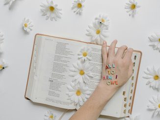 Menyebarkan kebaikan lewat pesan kasih abadi di masyarakat bisa dengan menjadi teladan hingga membangun hubungan lewat kepedulian dan empati