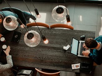 Tips bekerja dari kafe supaya efektif dan produktif mulai dari pemilihan lokasi, perlengkapan kerja lengkap, hingga meminimalkan gangguan