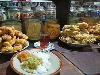 Warung makan klasik masih bertahan di era modern. Kok Bisa? Tentu dengan kualitas makanan yang konsisten hingga pelayanan yang ramah