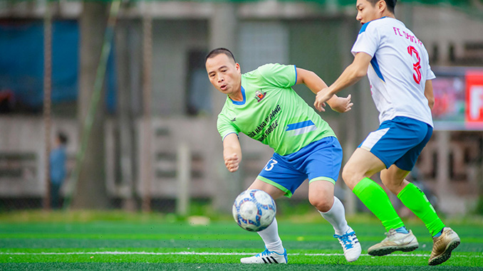 Kebutuhan energi pemain bola idealnya meliputi nutrisi pra-pertandingan, selama pertandingan, dan untuk pemulihan