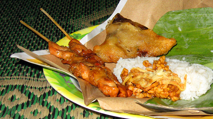 Makan nasi kucing di angkringan, enaknya lauk apa ya? Ada sate usus, sate telur puyuh, hingga ke aneka gorengan dan ceker bacem