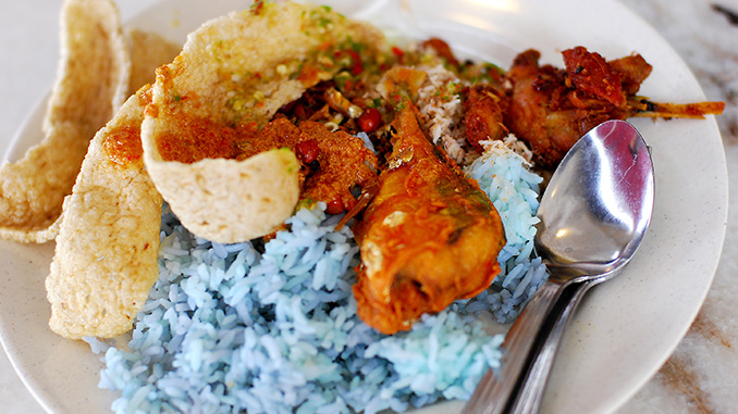 Mengenal kuliner nasi kerabu sebagai menu sarapan di Malaysia khususnya di area pantai timur, yang juga merupakan simbol kearifan lokal