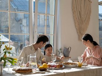 Menu pilihan keluarga muda saat makan malam di restoran berupa menu beragam untuk dewasa dan ramah pencernaan bagi balita