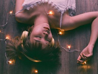 Lagu pengantar lembur malam sebaiknya bagaimana? Pilih playlist dengan tempo beat yang tepat serta genre musik yang membangkitkan mood
