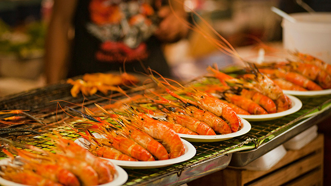 Menu kuliner laut yang enak dimakan bersama keluarga, misalnya cumi goreng tepung asam manis hingga ikan bakar sambal matah
