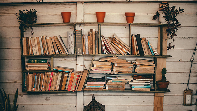 mini library di hotel memiliki pilihan buku yang kadang belum pernah Anda temukan di tempat lain