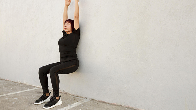 Gym tutorial tentang teknik wall sit yang tepat mulai posisi awal hingga kesalahan umum yang harus dihindari